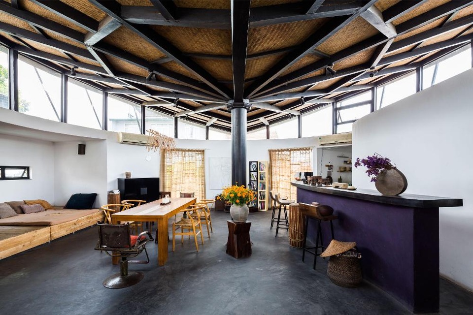 Khu vực phòng ngủ, phòng tắm được đưa ra khối bên ngoài để tiếp cận tối đa với ánh sáng. Các không gian này được thiết kế liên hoàn với những món phụ kiện đồng màu rất thu hút. Trong khi đó, phòng khách - ăn - bàn bar lại được thiết kế đơn giản, liền mạch.