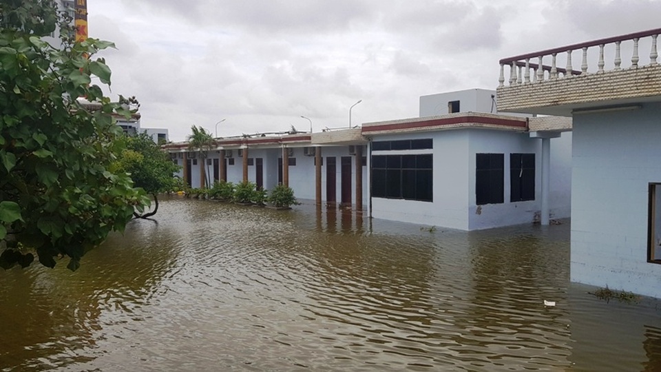 Đường dọc biển tan hoang sau đợt triều cường lịch sử - 13 Nhiều nhà dân ở thị trấn Thịnh Long vẫn ngập nước