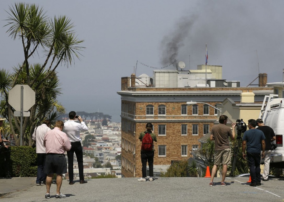 Nga yêu cầu Mỹ trao trả lại cơ sở ngoại giao - 1 Đám đông bên ngoài lãnh sự quán Nga ở San Francisco (Ảnh: AP)
