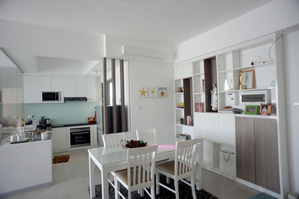 Người mẫu Diệu Huyền chia sẻ không gian sống hiện đại - 2 Căn nhà được thiết kế theo phong cách hiện đại và tiết kiệm không gian tối đa. Nhà bếp, phòng ăn và phòng khách đều là không gian mở.