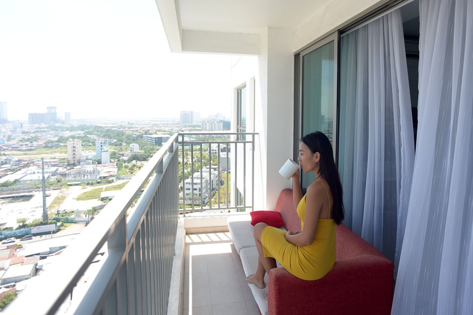 Người mẫu Diệu Huyền chia sẻ không gian sống hiện đại - 10 Diệu Huyền cho biết nơi này cô thích nhất bởi không gian xung quanh khá thoáng đãng. Mỗi khi rảnh rỗi cô thường ra đây ngồi uống trà và quan sát mọi thứ. Cách giúp mình thư giãn nhanh nhất và dễ chịu nhất.
