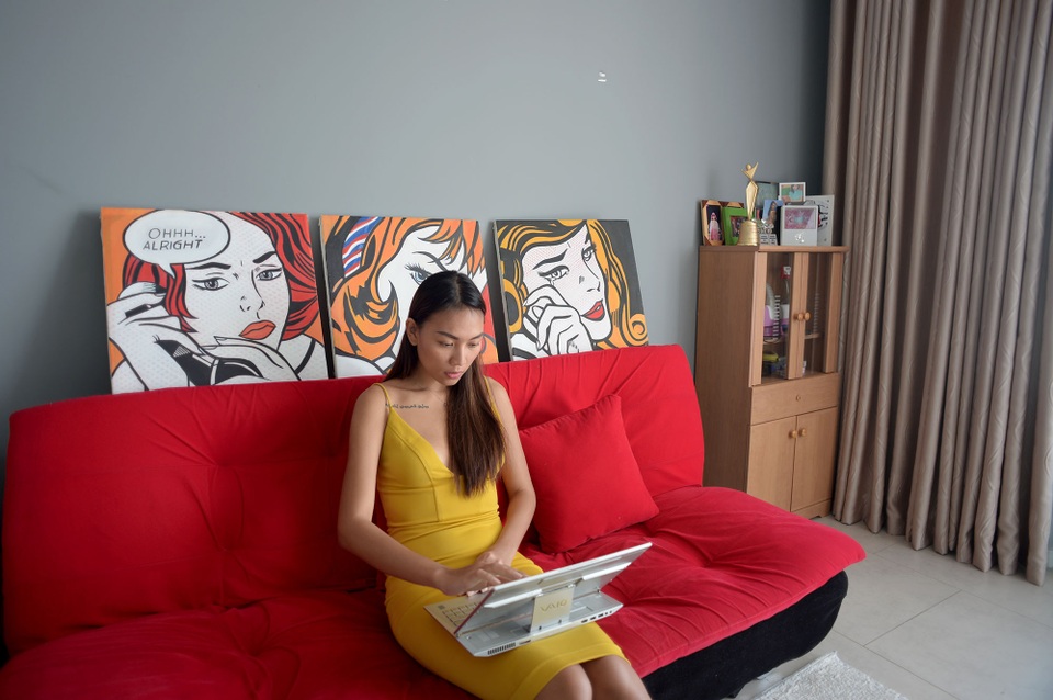 Người mẫu Diệu Huyền chia sẻ không gian sống hiện đại - 1 Trong suốt khoảng thời gian mang thai, chuẩn bị làm mẹ, Diệu Huyền hầu như chỉ ở nhà và rất ít ra ngoài nên không gian sống này với cô thật ấm áp và dễ chịu.