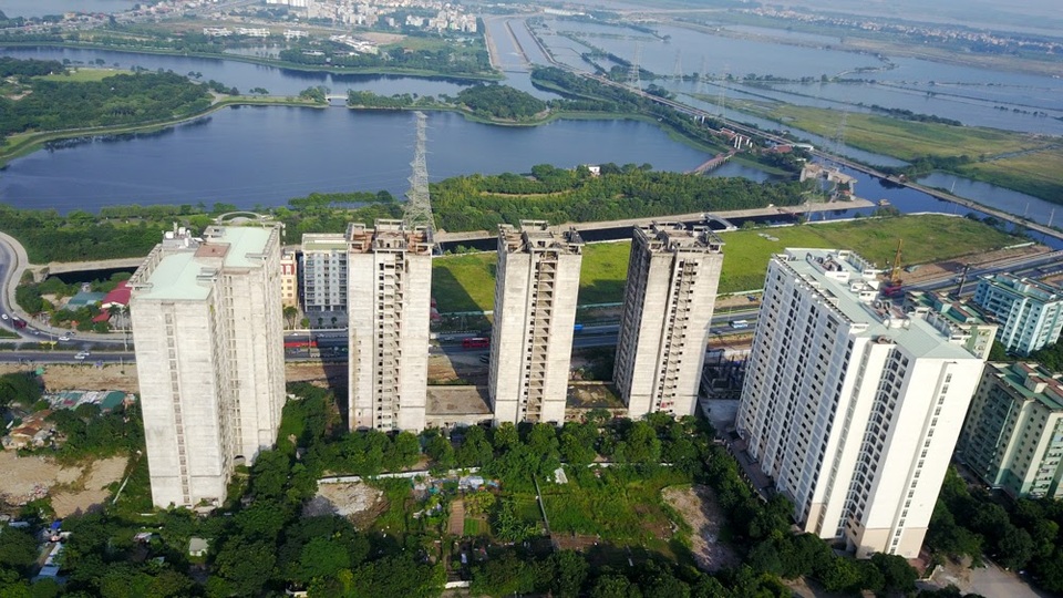 Xi lanh vương vãi trong ký túc xá nghìn tỷ "bỏ hoang" ở Hà Nội - 2
Được khởi công từ năm 2009, khu ký túc xá nằm ở cửa ngõ phía Nam thủ đô Hà Nội, cách trung tâm thành phố khoảng 20km.