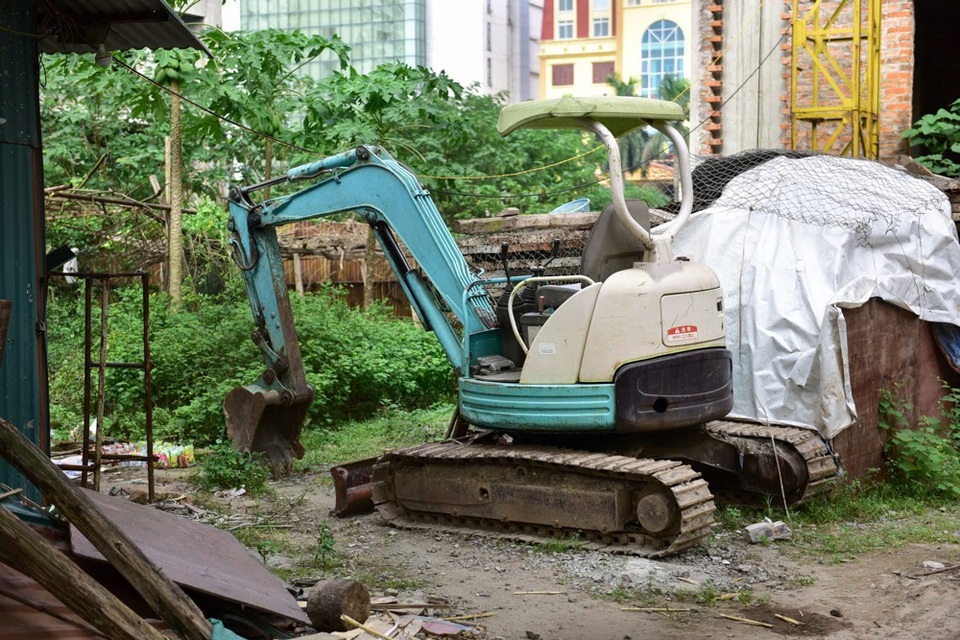 Xi lanh vương vãi trong ký túc xá nghìn tỷ "bỏ hoang" ở Hà Nội - 5
Bên trong, máy móc bỏ không từ lâu, cỏ dại mọc nhiều, khung cảnh hoang hoá.