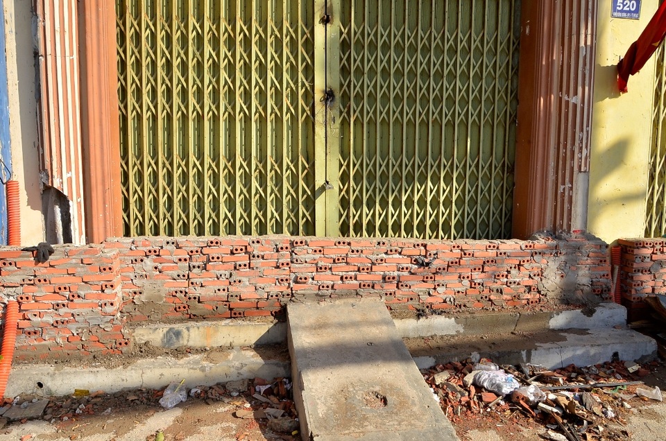 Một số hộ dân đã tiến hành xây bít luôn lối ra vào nhà để chống ngập (Ảnh: Đình Thảo)