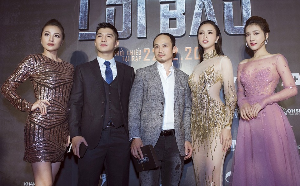 Bạn bè đến chúc mừng dàn dàn diễn viên lần này.