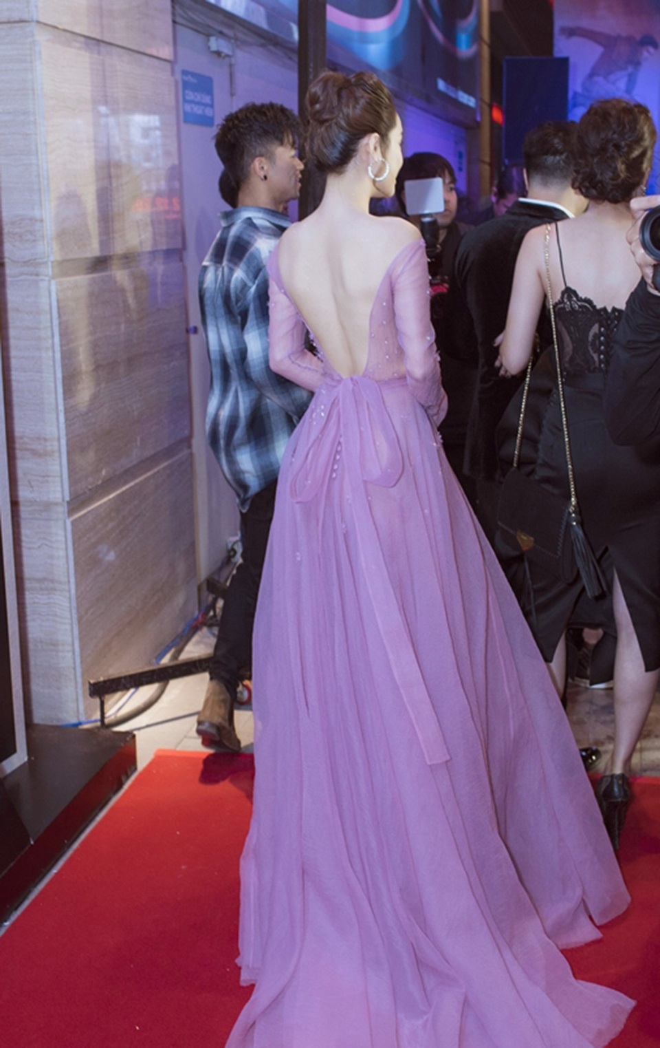 Với thiết kế vạt cắt phần lưng cùng chi tiết đính hoa tỉ mỉ làm nổi bật vóc dáng mảnh mai cùng khoảng lưng trần gợi cảm của Nhã Phương.