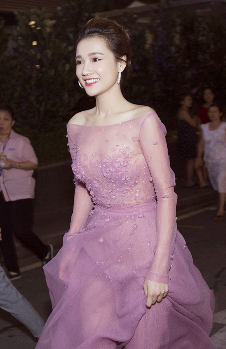 Lần hiếm hoi Nhã Phương chọn phong cách cầu kỳ khi xuất hiện trên thảm đó khi cô diện trang phục xuyên thấu gây ấn tượng.