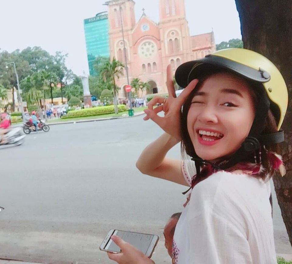 Phạm Hương “về quê cuốc đất”, Thanh Hằng bớt shopping để dành tiền nuôi con - 11 Nhã Phương chia sẻ ảnh cười tươi rạng rỡ, tạo dáng nhí nhảnh khi đội mũ bảo hiểm, đi xe máy trên đường phố Sài Gòn, ngay góc nhà thờ Đức Bà.