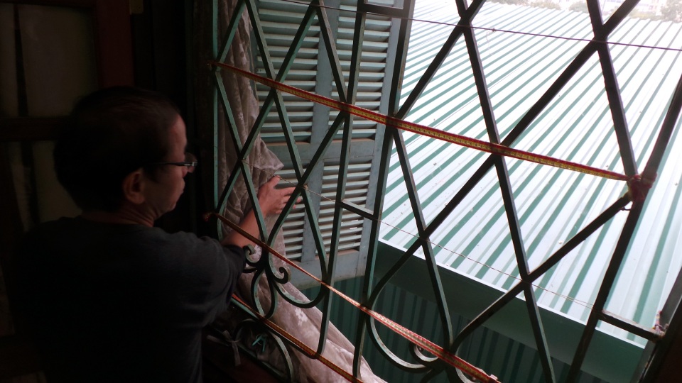 
Người dân cho rằng, vào mùa hè, phòng ngủ tầng 2 sẽ hứng trọn hơi nóng từ mái tôn bốc lên; cửa số tầng 1 sẽ bị nước mưa tuôn xối xả. Người dân dẫn chứng, đêm 17, rạng sáng 18/1, dù trời mưa nhỏ, nước từ mái tôn đã xối thẳng vào cửa nhà bà Vũ Thụy Vân (số H10, tổ 38).
