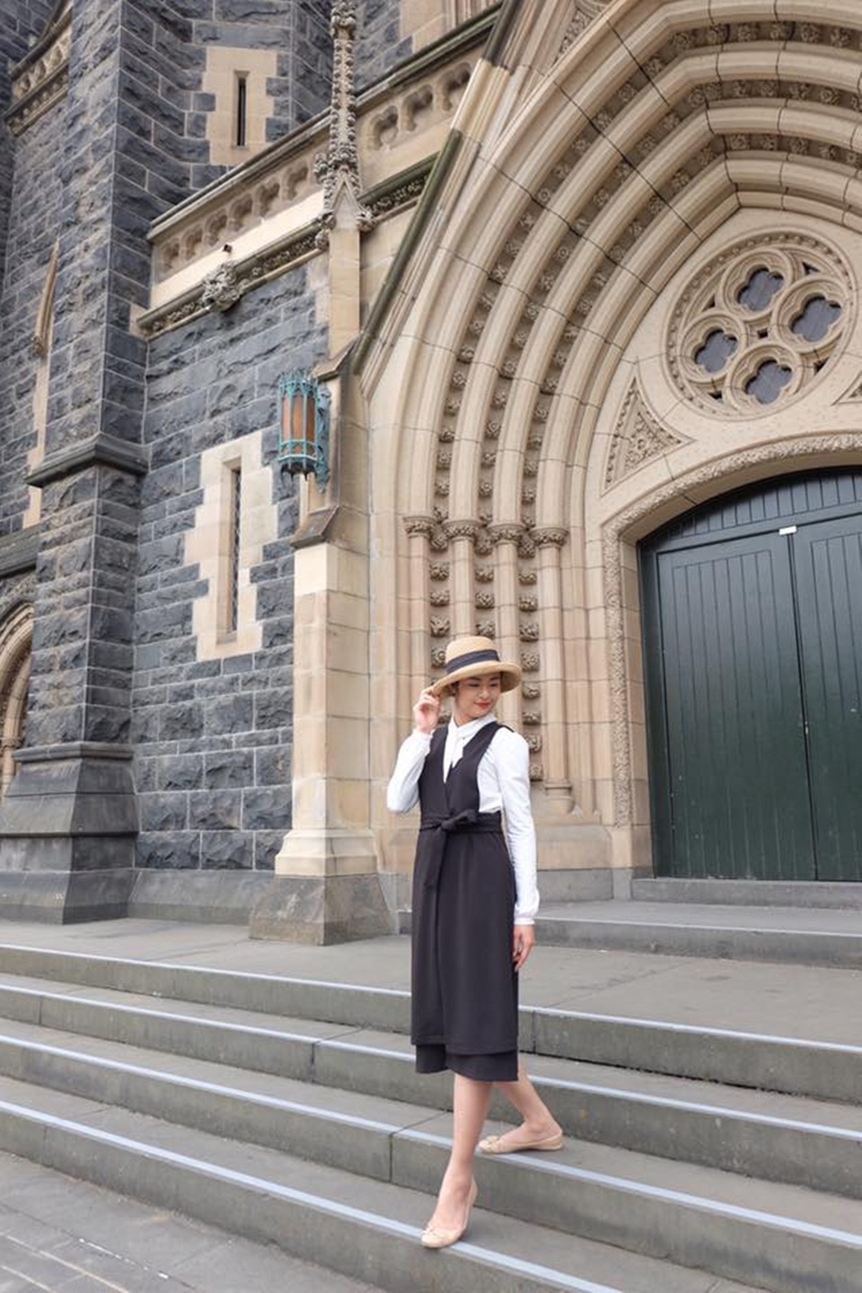 Cô cũng có dịp thưởng lãm nhà thờ St. St. Patrick. Điều làm Ngọc Hân chú ý đó là vẻ ngoài màu sậm nổi bật của nhà thờ. Màu sắc này có được là nhờ sử dụng đá xanh của địa phương trong khi xây dựng. Những vật liệu khác được lấy từ khắp nước Úc và trên thế giới.