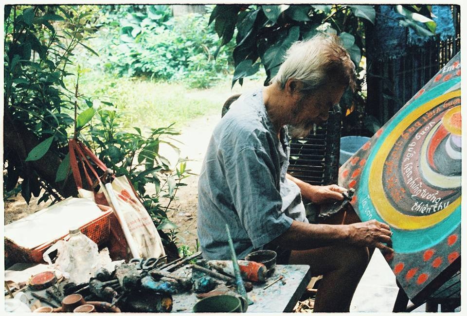 Gần nửa thế kỷ “chìm nổi” của bài thơ “Em ơi! Hà Nội phố” - 4 Phan Vũ bên những bức họa của mình. Ảnh: Du Nguyên.