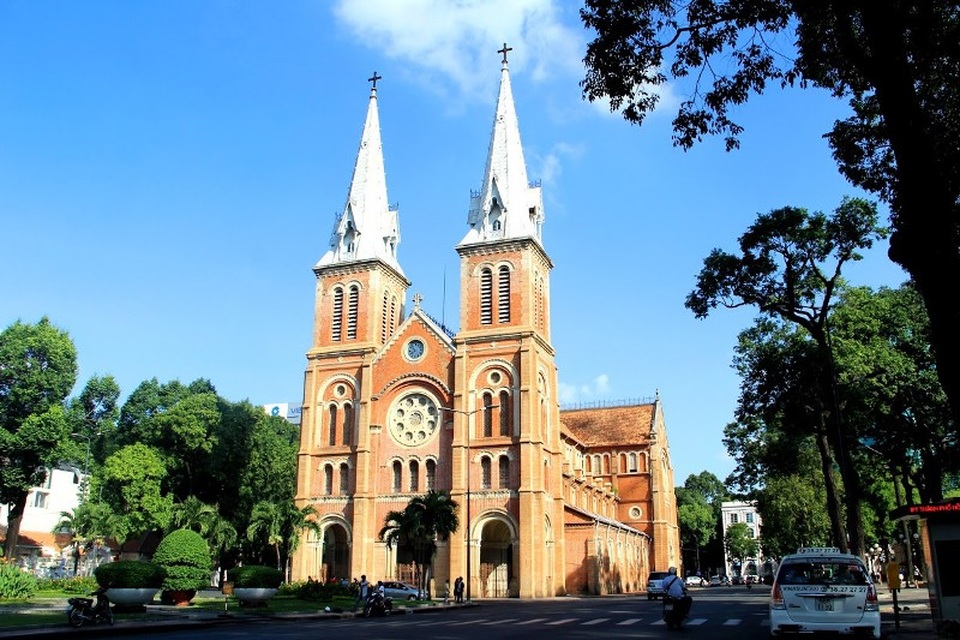 Chiêm ngưỡng vẻ đẹp những nhà thờ nổi tiếng nhất Việt Nam - 1 Nhà thờ Đức Bà là nhà thờ Công giáo có quy mô lớn và đặc sắc.