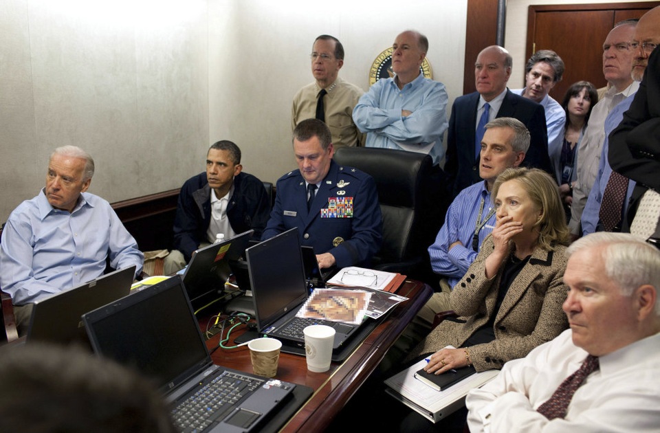 Những di sản của ông Obama sau 2 nhiệm kỳ - 2 Tiêu diệt trùm khủng bố Osama bin Laden: Tháng 5/2011, Tổng thống Obama đã ra lệnh tiến hành một cuộc đột kích vào hang ổ của Osama bin Laden, thủ lĩnh thành lập tổ chức khủng bố Al-Qaeda, ở Pakistan và tiêu diệt trùm khủng bố khét tiếng này. Tổng thống Obama cùng các quan chức cấp cao của Mỹ đã theo dõi cuộc đột kích qua màn hình tại Nhà Trắng (Ảnh: Nhà Trắng)