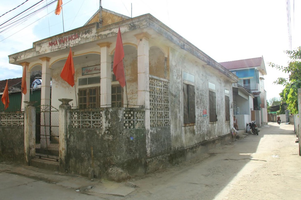 Hơn 600 nhà văn hóa bị bỏ hoang, chờ được "giải cứu" - 1
Nhà văn hóa thôn Xuân Nam (xã Cẩm Nhượng) bị bỏ hoang.