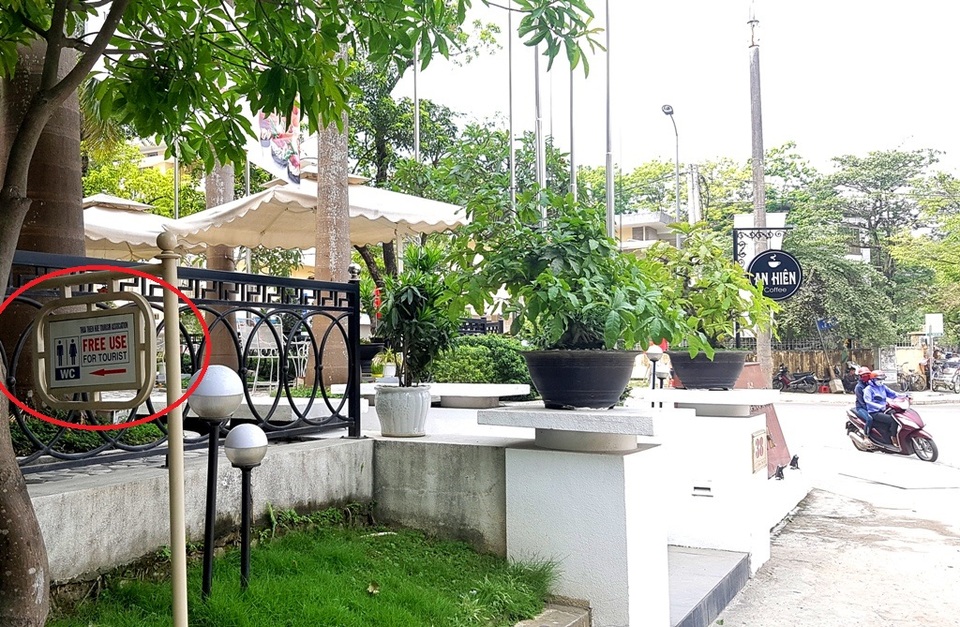 Hơn 50 điểm du lịch, kinh doanh ở Huế cho du khách đi vệ sinh miễn phí - 2 Một khách sạn trên đường Lê Lợi gắn biển Nhà vệ sinh miễn phí cho du khách