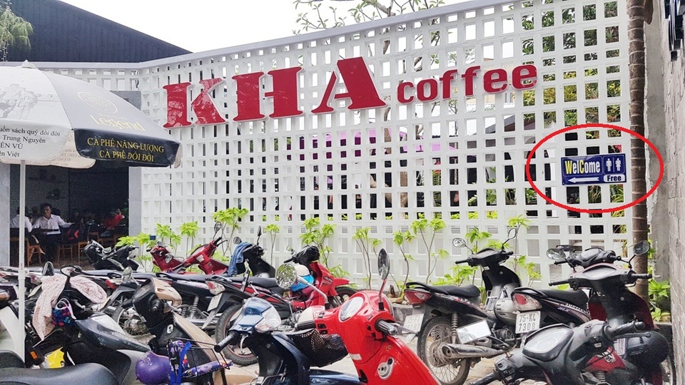 Hơn 50 điểm du lịch, kinh doanh ở Huế cho du khách đi vệ sinh miễn phí - 1 Một điểm kinh doanh trên đường Nguyễn Huệ, TP Huế gắn biển Nhà vệ sinh miễn phí cho du khách