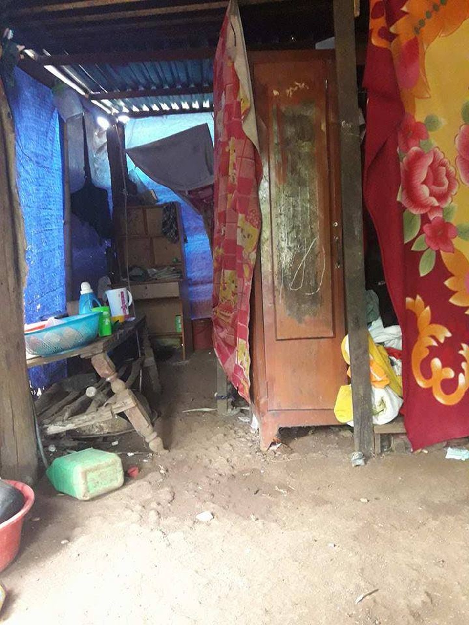 Ngã từ cây vú sữa, bé 8 tuổi nguy kịch vì dập não - 7 Trong nhà em không có vật dụng gì giá trị