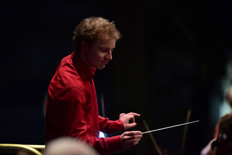 Nhạc trưởng trẻ tuổi Niklas Benjamin Hoffmann