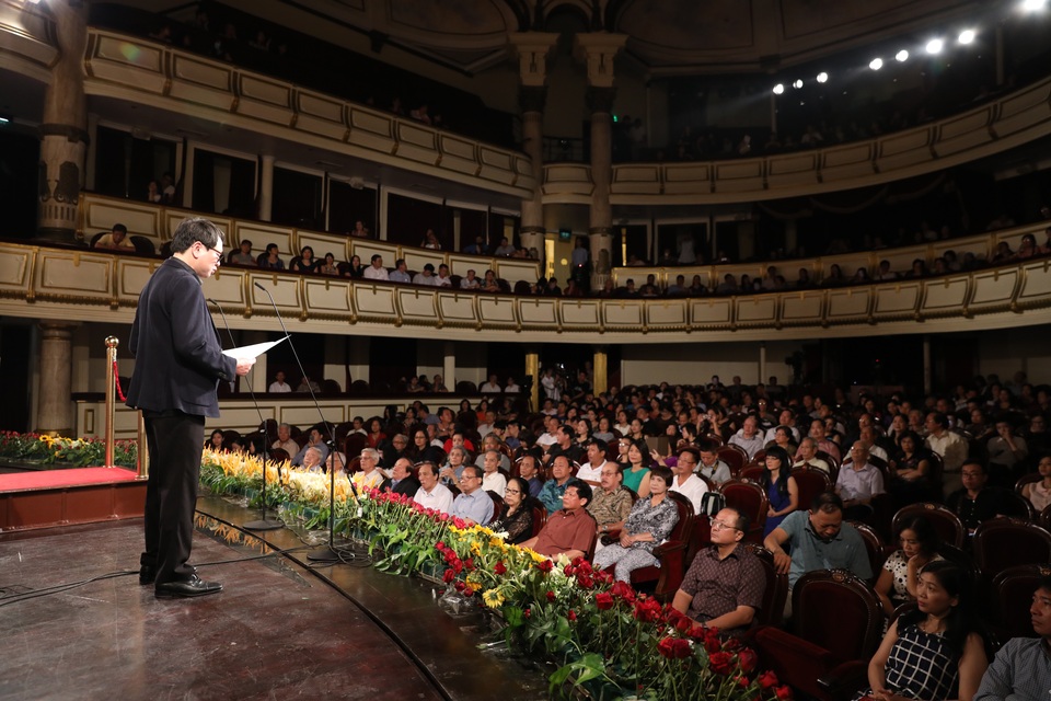“Hoàng tử nhạc nhẹ” thập niên 80 tái xuất trong đêm “Tháng 9 - Nắng thu” - 1 Thiếu tướng, nhạc sỹ Đức Trịnh phát biểu tại sự kiện.