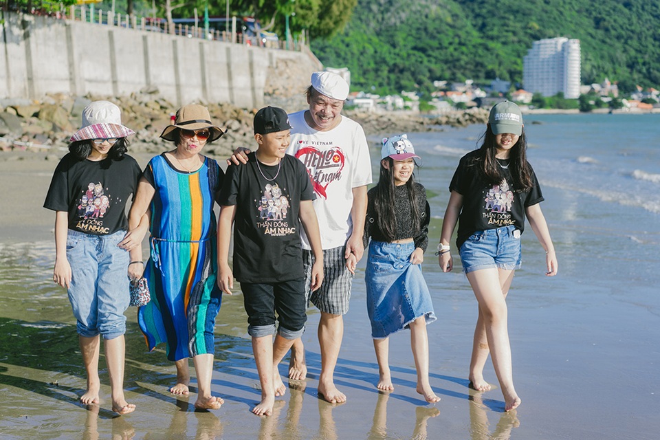 Khó tính và nghiêm túc khi ngồi ghế nóng, nhưng “người đội mũ” đời thường đặc biệt trẻ trung và vui tính khi chơi cùng trẻ con.