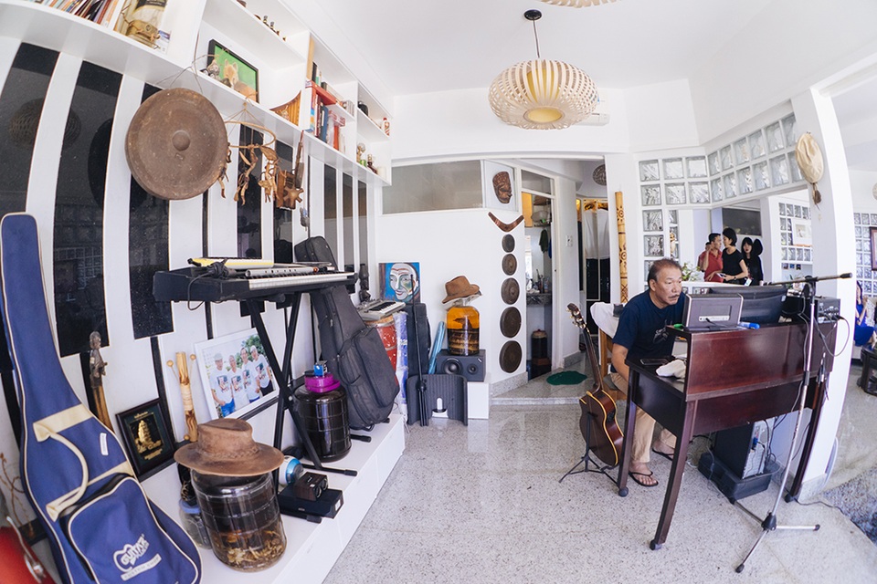 Theo lời kể của bà giáo Bích Ngà, vợ nhạc sĩ Trần Tiến, mỗi ngày ông đều dậy rất sớm để tập thể dục, sau đó sẽ ngồi ngay vào cây đàn piano tập nhạc rồi mới ăn sáng.