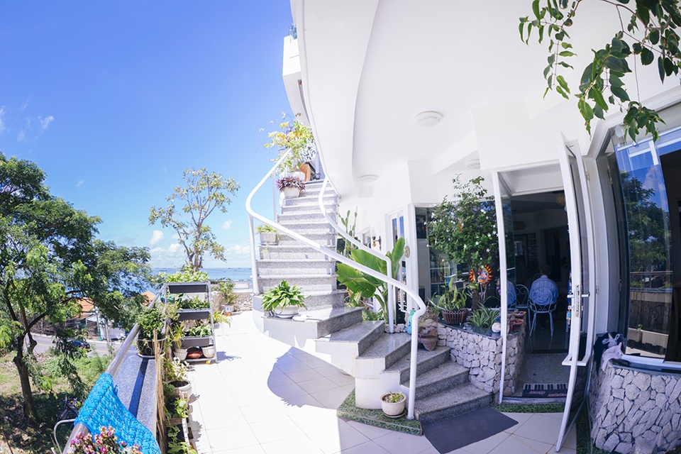 Vợ chồng nhạc sĩ Trần Tiến về Vũng Tàu khoảng 8 năm nhưng chỉ vừa dọn về ngôi nhà ấm cúng hiện tại hơn một năm nay. Không gian ấm cúng và đậm chất nhạc khiến nghệ sĩ vô cùng thích thú.