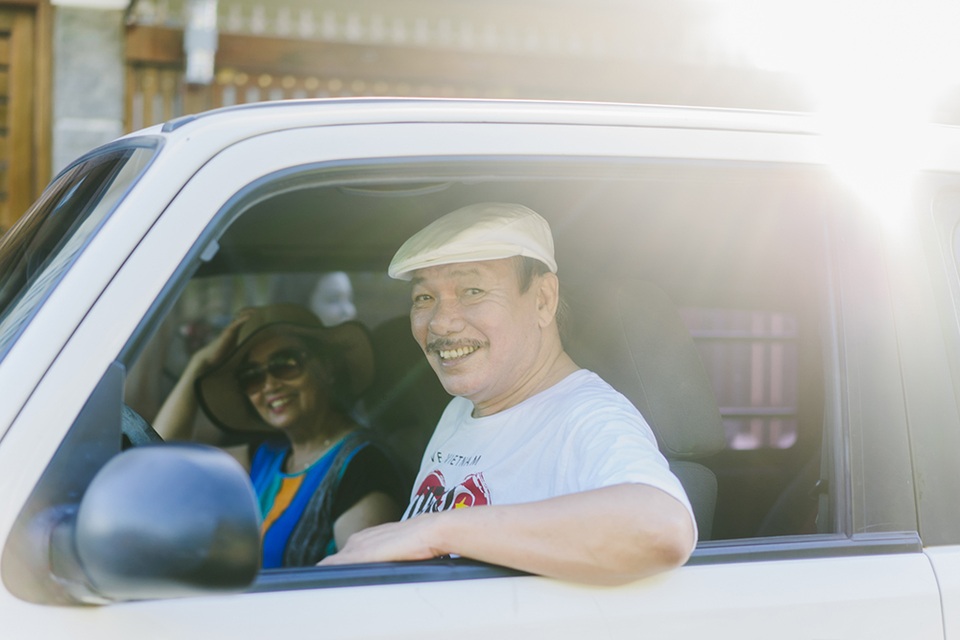 Khi rảnh rỗi, ông thường tự mình lái ô tô đưa vợ đi ăn chiều hay dạo biển, thăm các tịnh xá, thiền viện ở Vũng Tàu để nghe tiếng chuông gió.