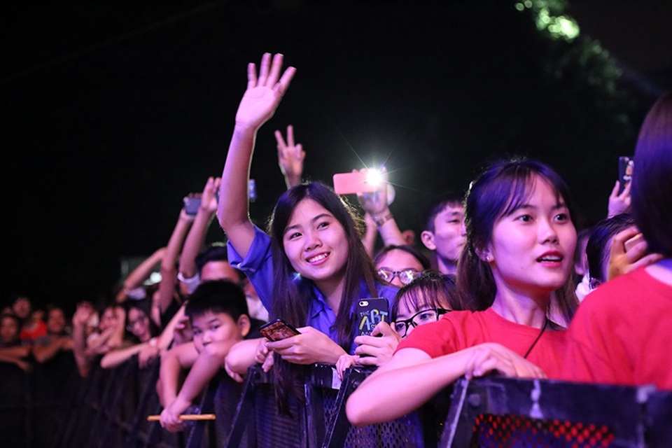 Dàn sao “khủng” khuấy động đêm nhạc hội đón tân sinh viên - 7
Nét mặt hào hứng của một bạn sinh viên tình nguyện tham gia giữ trật tự cho chương trình