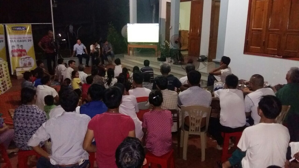 Gia đình Công Phượng cổ vũ U22 Việt Nam bằng hành động ý nghĩa - 1 Gia đình Công Phượng mời hàng xóm đến xem trận U22 Việt Nam - U22 Indonesia và cổ vũ cho Công Phượng ngay tại nhà