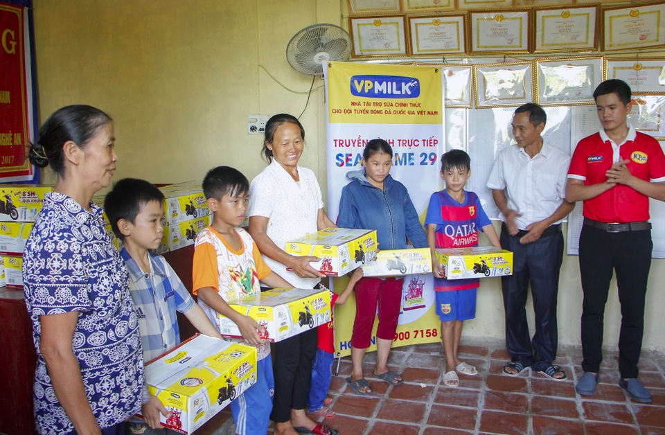 Gia đình Công Phượng cổ vũ U22 Việt Nam bằng hành động ý nghĩa - 3 Dịp này, bố mẹ Công Phượng kết hợp với nhà tài trợ VPMilk trao qua cho bà con nghèo