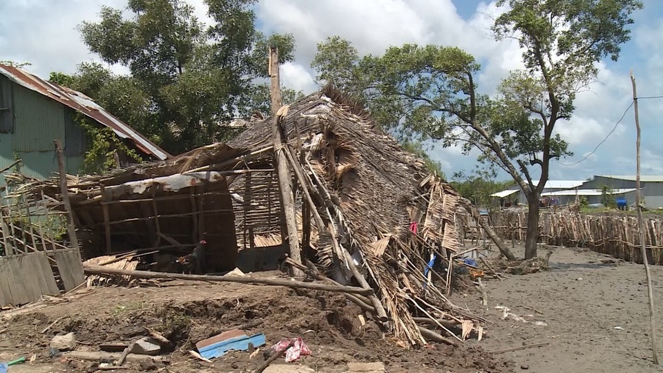 Trong đợt triều cường dâng cao hôm 26/6 ngoài việc sóng biển phá vỡ nhiều đoạn đê quốc phòng còn làm sụp hàng chục nhà dân