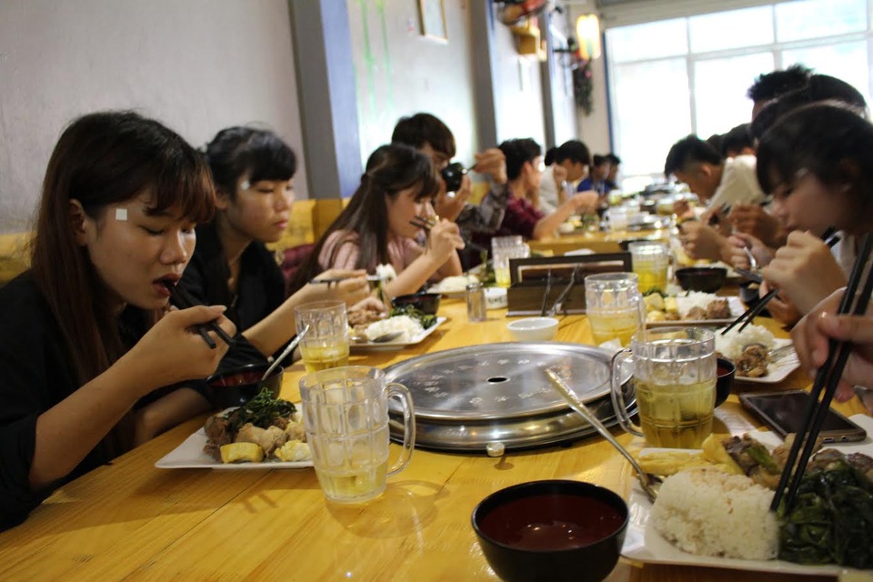 Nhà hàng cứ đến mùa thi là phục vụ thí sinh - 1 Những suất cơm đầy đủ chất dinh dưỡng được phục vụ thí sinh thi