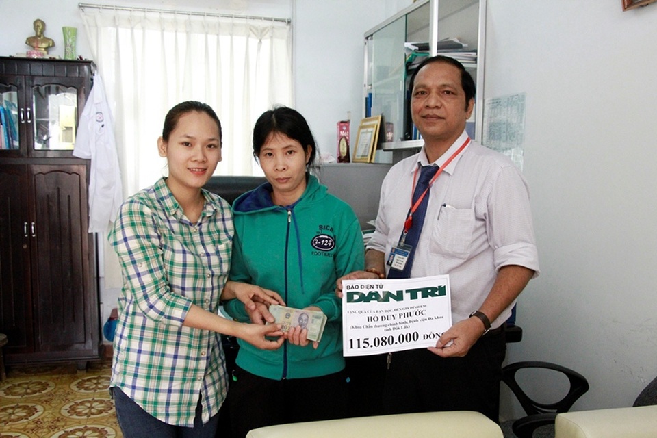 Trao tiếp trên 115 triệu đồng đến cậu bé Hồ Duy Phước - 1
PV báo Dân trí cùng bác sĩ YBliu Arul – Phó Giám đốc Bệnh viện Đắk Lắk trao tặng số tiền 115.080.000 đồng từ Quỹ nhân ái đến gia đình em Hồ Duy Phước