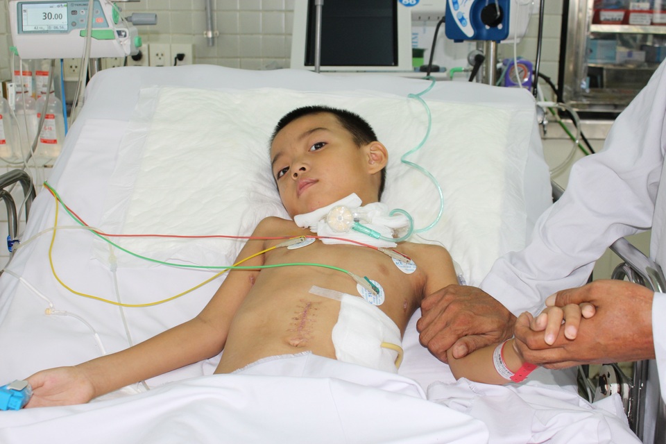 Ánh mắt đau đớn của bé trai bị cắt lìa cổ họng - 4
Bé Phúc đang bị nhiễm khuẩn nhiễm nấm rất nặng, thời gian điều trị còn dài
