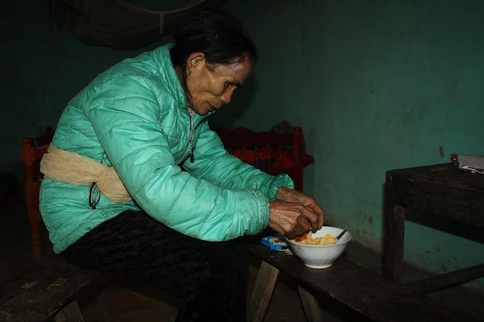 Bố chết, mẹ bỏ đi, 3 đứa trẻ sống lay lắt cùng ông bà nội tàn tật - 5 Bố chết, mẹ bỏ đi, 3 đứa trẻ sống lay lắt cùng ông bà nội tàn tật - 5