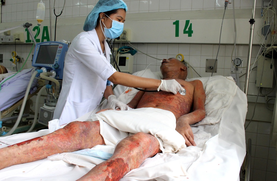 “Ba ơi, mẹ mất rồi ba đừng bỏ anh em con!” - 2
Bác sĩ đang nỗ lực chạy chữa với hy vọng giữ lại sự sống cho người bệnh