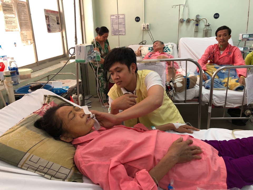 Đau đớn vì mất con, trái tim người mẹ bị vi trùng phá hủy - 3
Thanh Thành bất lực nhìn mẹ đau đớn trên giường bệnh