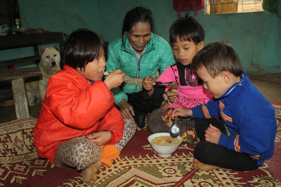 Bố chết, mẹ bỏ đi, 3 đứa trẻ sống lay lắt cùng ông bà nội tàn tật - 1 Bữa trưa duy nhất của mấy bà cháu chỉ là một gói mì tôm mới được hàng xóm cho