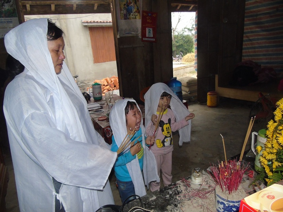 Bố mất, mẹ bệnh nặng, những đứa trẻ thơ mịt mờ tương lai - 1 Tiếng gào khóc thảm thiết của những đứa con thơ trước di ảnh người ba xấu số