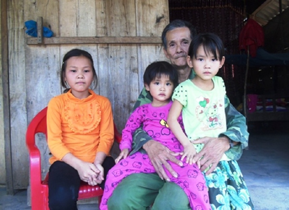 Niềm vui đầu năm học mới của cô bé mồ côi - 1 Niềm vui đầu năm học mới của cô bé mồ côi - 1