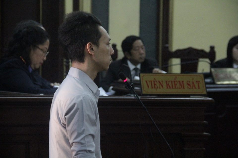 Hoa hậu Phương Nga nói mối quan hệ với ông Mỹ không phải kiểu... qua đường - 2
Nhân chứng Lữ Minh Nghĩa trả lời câu hỏi của luật sư