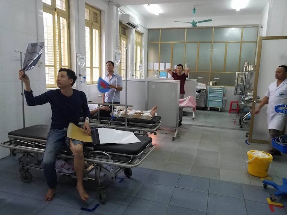 “Tôi bị hất lên nóc xe, những người khác nằm la liệt trên đường” - 2 Anh Hoàng Văn Thường, trú tại huyện Quỳnh Phụ, tỉnh Thái Bình, một trong những nạn nhân trên xe khách 16 chỗ