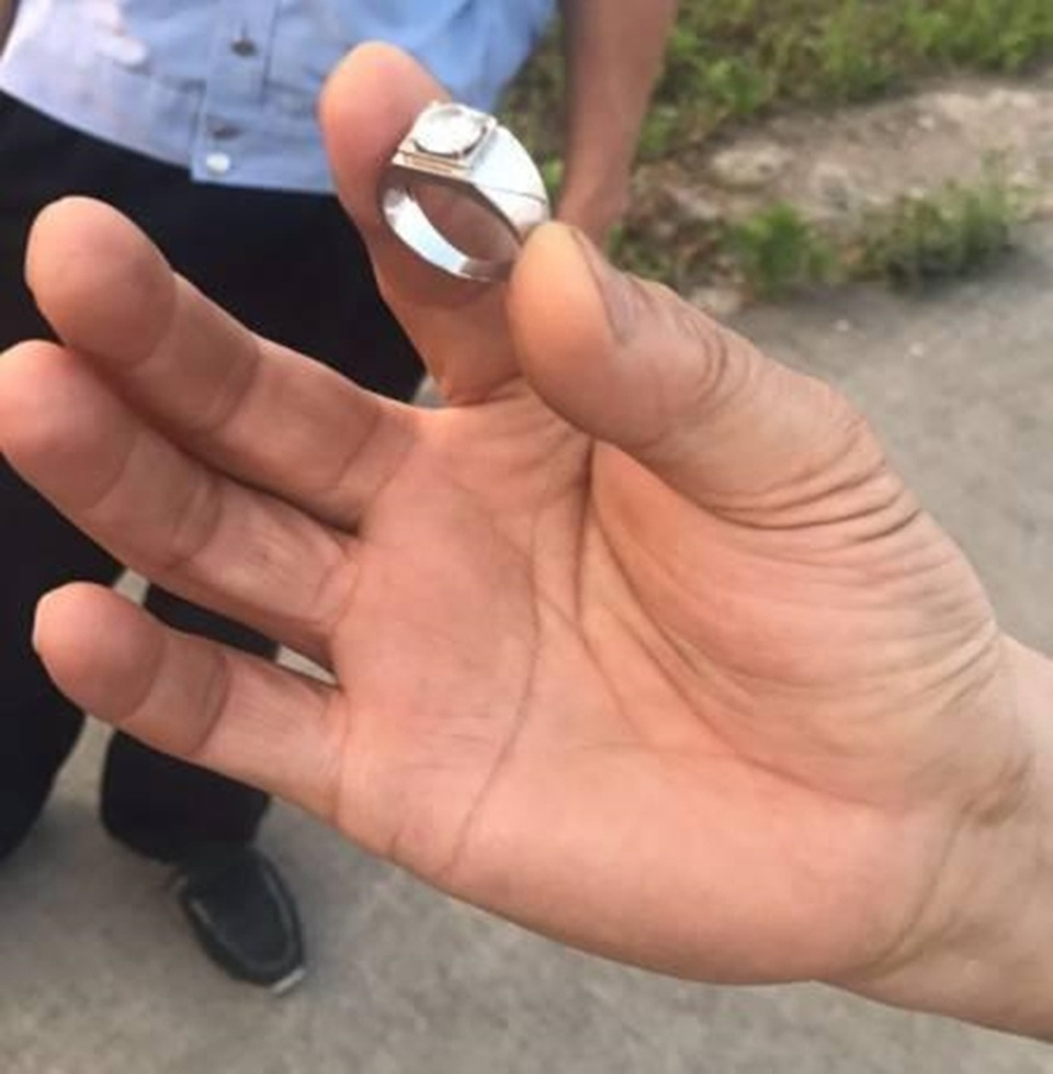 Hành khách sơ ý rơi nhẫn kim cương bạc tỷ xuống bồn cầu trên máy bay - 4 Sau cùng, chiếc nhẫn trị giá gần 1 tỷ đồng đã tìm thấy