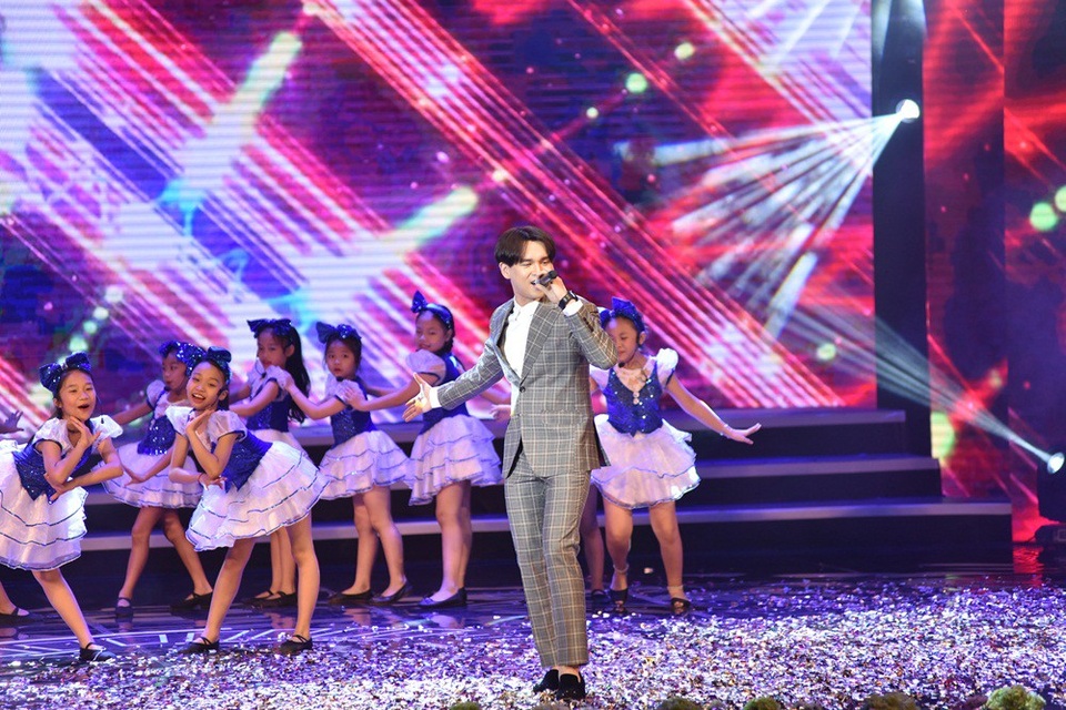 Ca sĩ Trung Quân tỏa sáng tại Nhân tài Đất Việt - 16