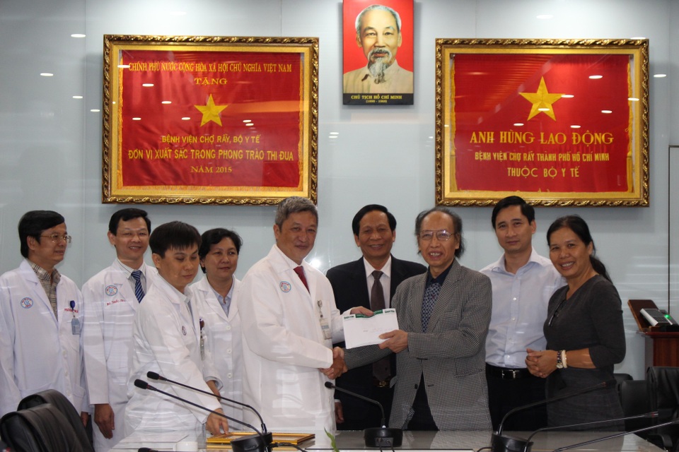 Chuyển phần thưởng Nhân tài Đất Việt ủng hộ đồng bào vùng bão Tembin - 3
PGS Trường Sơn cùng nhóm bác sĩ nghiên cứu công trình đạt giải chuyển phần thưởng nhờ Dân trí giúp đồng bào vùng bão