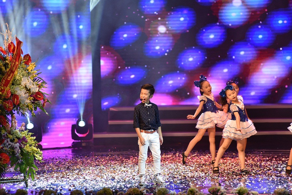 Ca sĩ nhí Chí Bách tự tin trên sân khấu lớn.