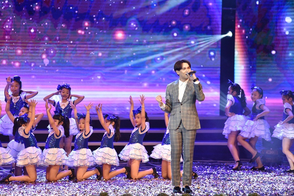 Ca sĩ Trung Quân thể hiện ca khúc Cười lên Việt Nam ơi.