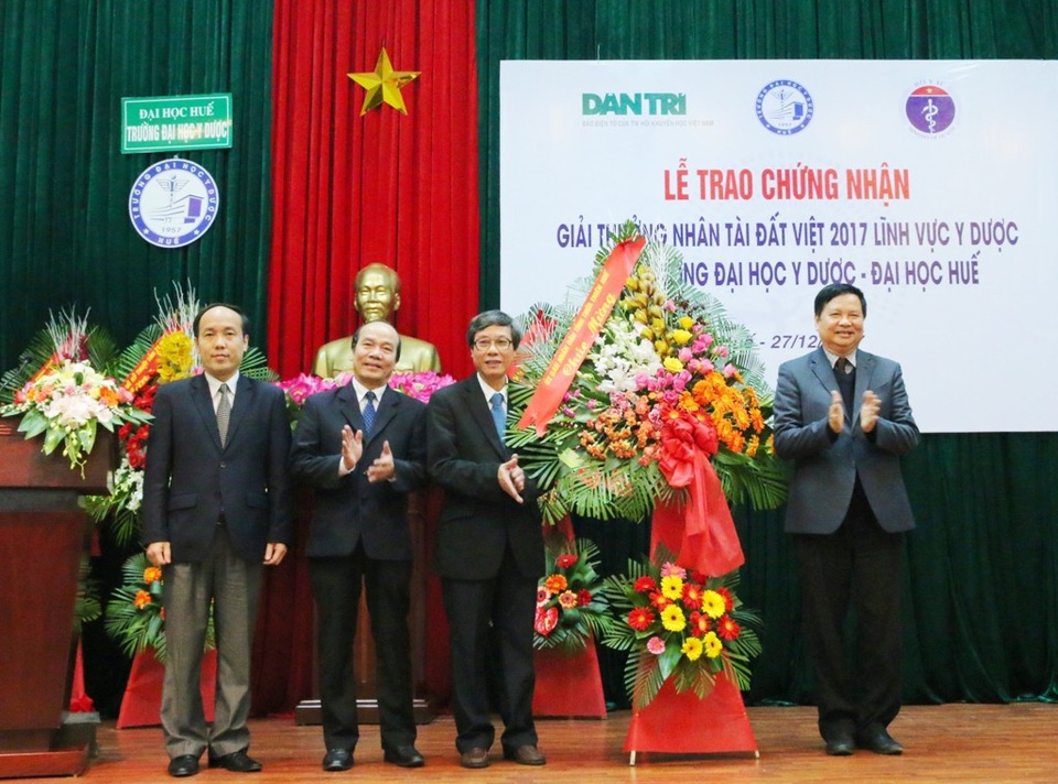 Thừa Thiên Huế tự hào 3 lần đoạt giải Nhân Tài Đất Việt - 8 Ông Nguyễn Dung, Phó Chủ tịch UBND tỉnh Thừa Thiên Huế (phải) tặng hoa chúc mừng trường Đại học Y Dược