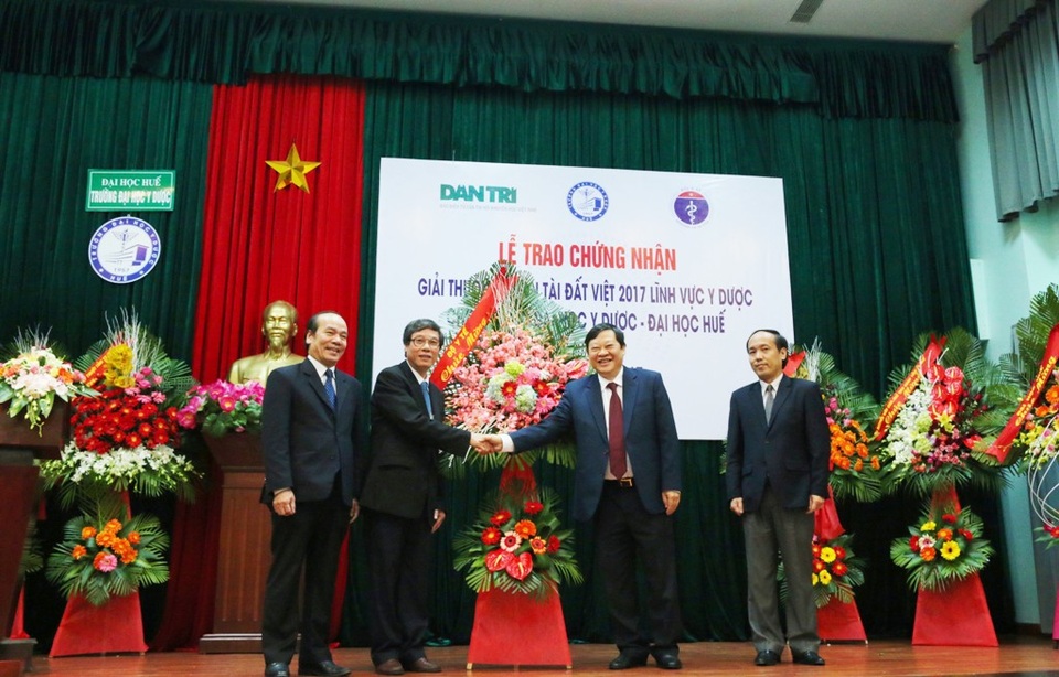 Thừa Thiên Huế tự hào 3 lần đoạt giải Nhân Tài Đất Việt - 7 Lãnh đạo Bộ Y tế tặng hoa chúc mừng nhà trường